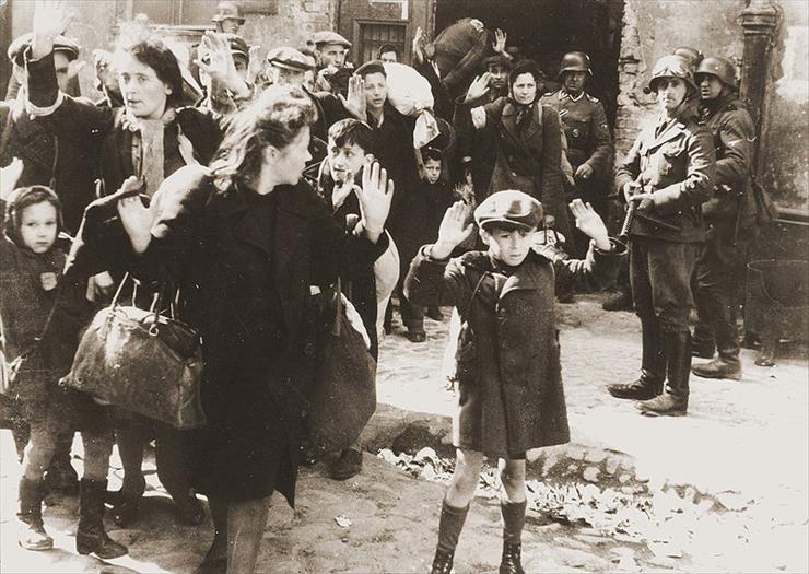 archiwalne fotografie II wojna światowa - 800px-Stroop_Report_-_Warsaw_Ghetto_Uprising_06.jpg