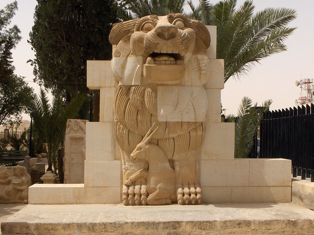 Palmyra - obrazy - Lion_in_the_garden_of_Palmyra_Archeological_Museum,_2010-04-21. Kamienny Lew.jpg