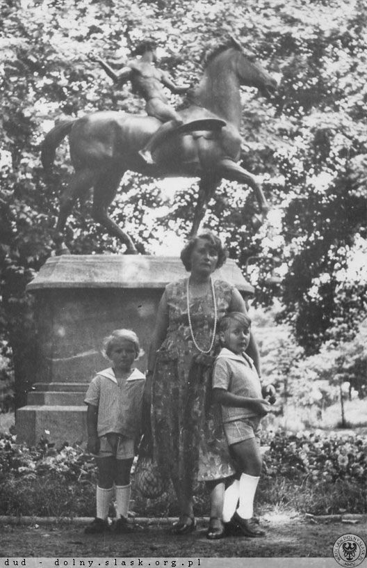 P.Amor na Pegazie V - 1957 Rok.  POMNIK     AMOR na PEGAZIE. 1.jpg