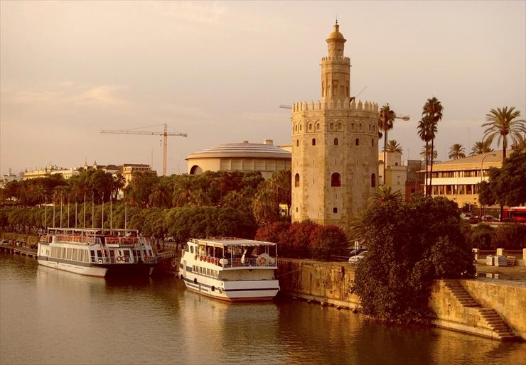 Cuda architektury - Moorish Tower in Sevilla - Spain.jpg