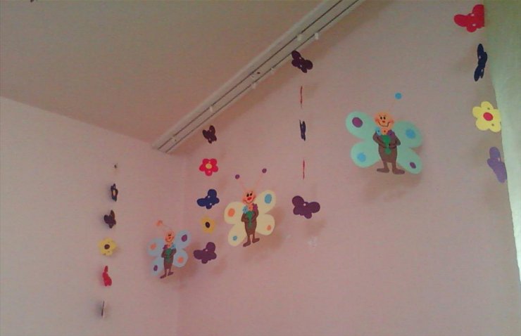 Dekoracje w moim przedszkolu - Motylki na żyłce.jpg