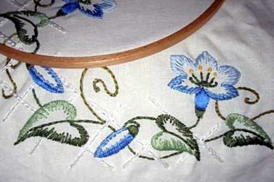 Haft płaski - Embroidered_Tablecloth_05.jpg