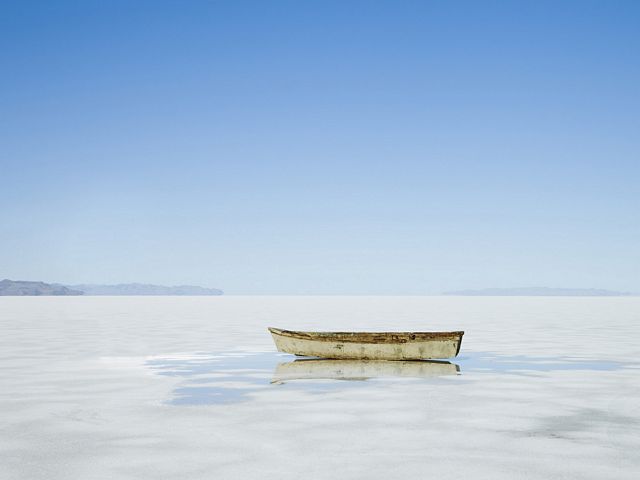 640x480 Tapety Android - Rowboat In the Middle of Nowhere, Great Salt Lake Desert, Utah.jpg