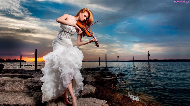 Kobieta z instrumentem - skaly-kobieta-skrzypce-morze.jpeg