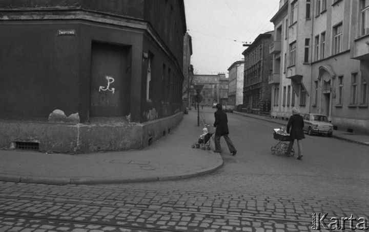 Bydgoszcz na starej fotografii - Róg ulic Dworcowej i Doktora Emila Warmińskiego 18 marca 1981.jpg